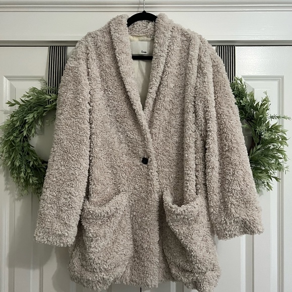 Aritzia Wilfred Free faux fur coat - Picture 2 of 8